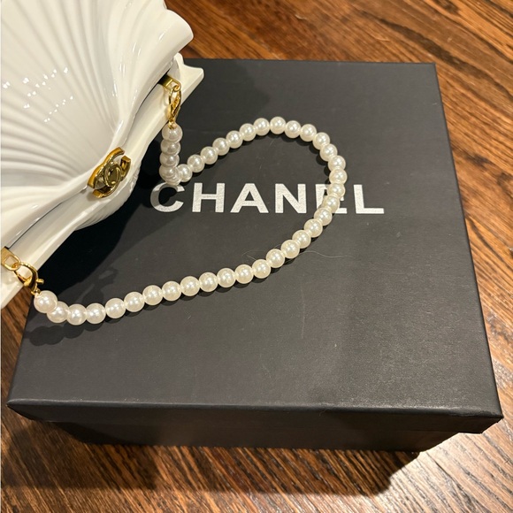 Limited Edition VIP Chanel White Shell Minaudière Clutch with Pearl & Gold Chain - Picture 6 of 10